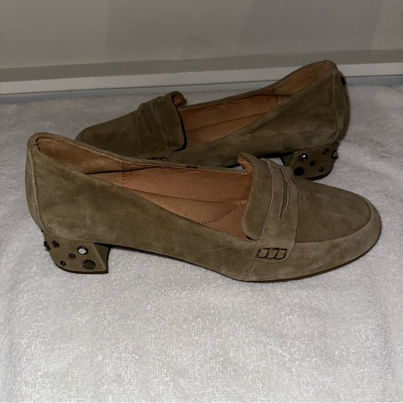 UGG Tan Suede Shoes - Picture 5 of 6